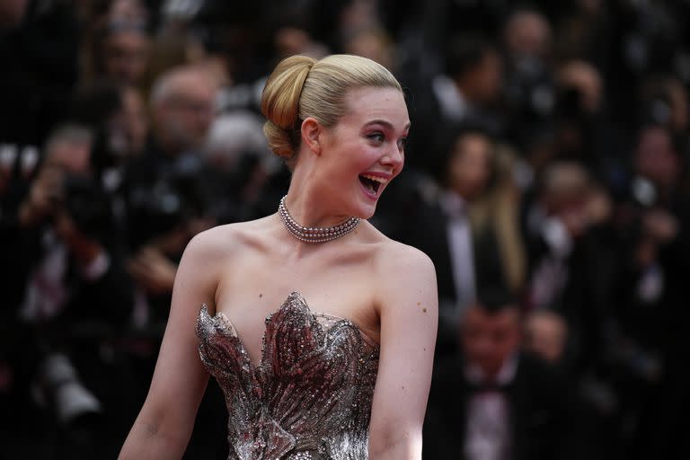 Elle Fanning lució brillante en la alfombra roja