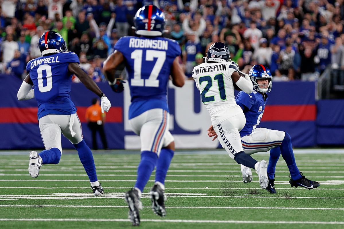 Seahawks tie franchise record with 11 sacks in blowout win over Giants