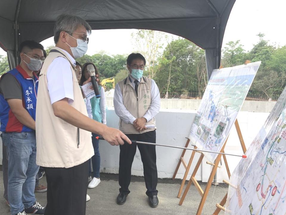 市長黃偉哲（左）視察虎頭溪排水工程，聽取水利局長韓榮華簡報。（記者盧萍珊攝）