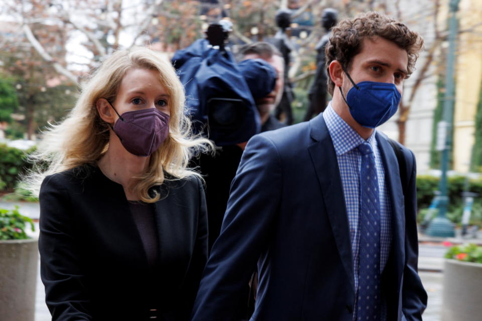 Theranos founder Elizabeth Holmes arrives with her partner Billy Evans, as the jury continues to deliberate in her fraud trial at federal court in San Jose, California, U.S. December 23, 2021.  REUTERS/Peter DaSilva