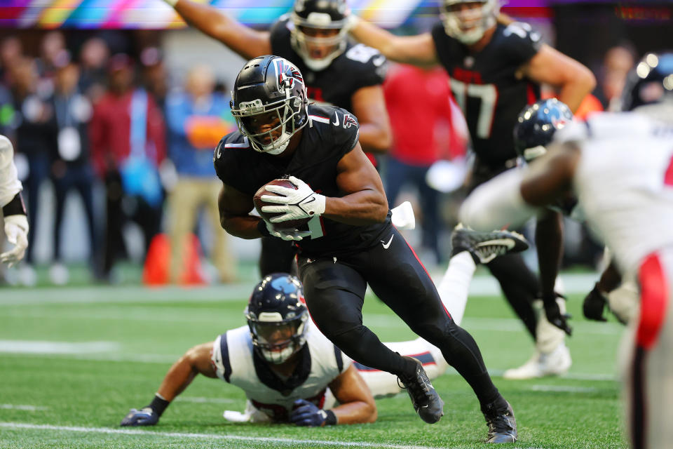 Bijan Robinson of the Atlanta Falcons runs the ball for a touchdown against the Texans. (Photo by Kevin C. Cox/Getty Images)