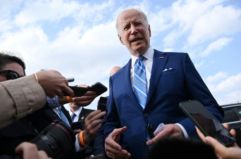 Le président Joe Biden s'adresse aux journaliste avant d'embarquer à bord d'Air Force One, à l'aéroport de Des Moines, dans l'Iowa, le 12 avril 2022 - MANDEL NGAN © 2019 AFP