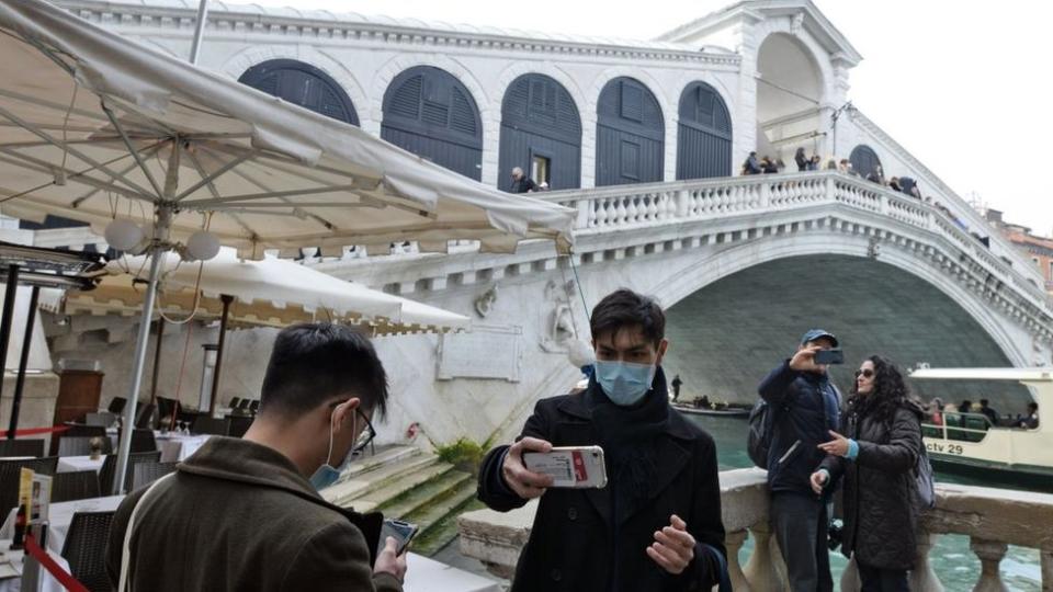 Turista con mascarilla en Venecia.