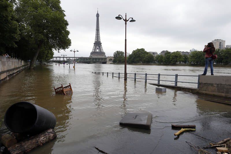 2016年6月，法國巴黎豪雨，塞納河暴漲氾濫，許多人認為這是全球暖化造成的結果（AP）