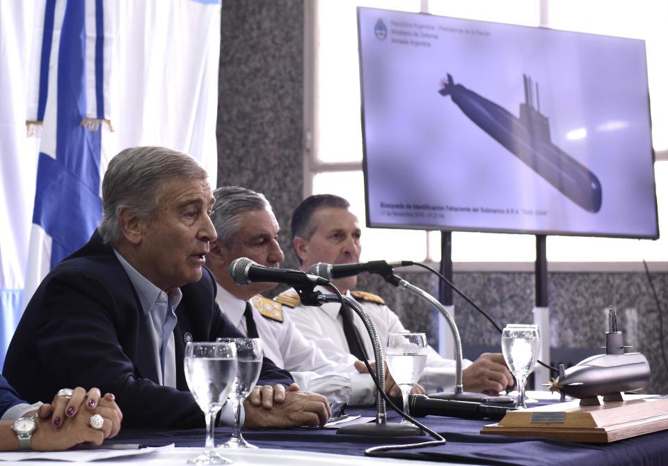 El ministro de Defensa argentino, Oscar Aguad, habla durante una conferencia de prensa en Buenos Aires, Argentina, el sábado 17 de noviembre de 2018. La Armada argentina anunció a primeras horas del sábado que localizó en el Atlántico al submarino desaparecido ARA San Juan, un año después de su desaparición con 44 tripulantes a bordo. (AP Foto/Pablo Stefanec)