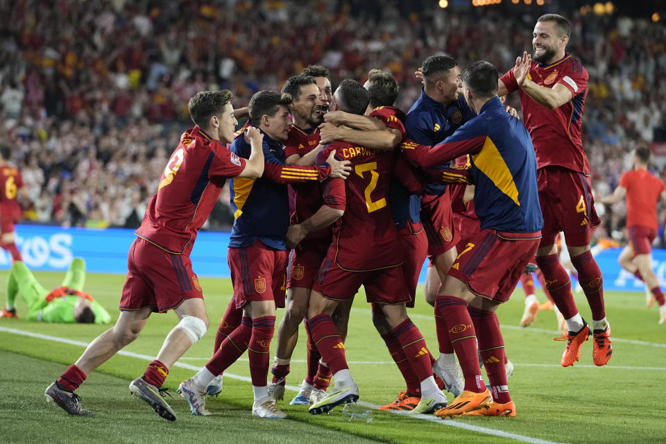 Los jugadores de España tras derrotar a Croacia en una tanda de penales en la final, el domingo 18 de junio de 2023, en Róterdam, Holanda. (AP Foto/Martin Meissner)