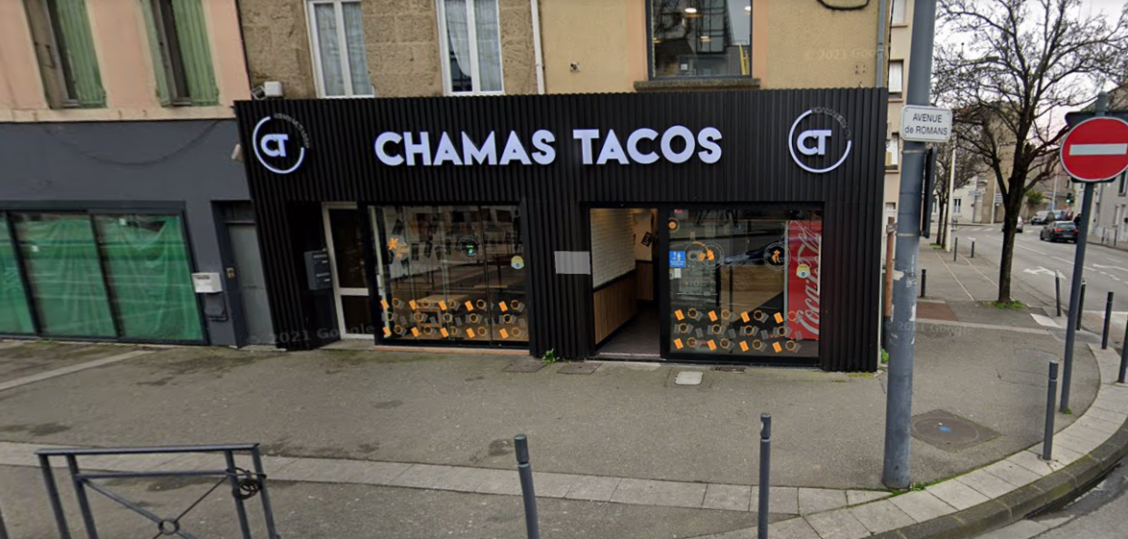 L’éclairage défectueux de la lettre « C » de « Chamas Tacos » a causé des problèmes à un franchisé de la ville de Valence, contraint d’éteindre sa devanture dans le contexte du conflit israélo-palestinien. 