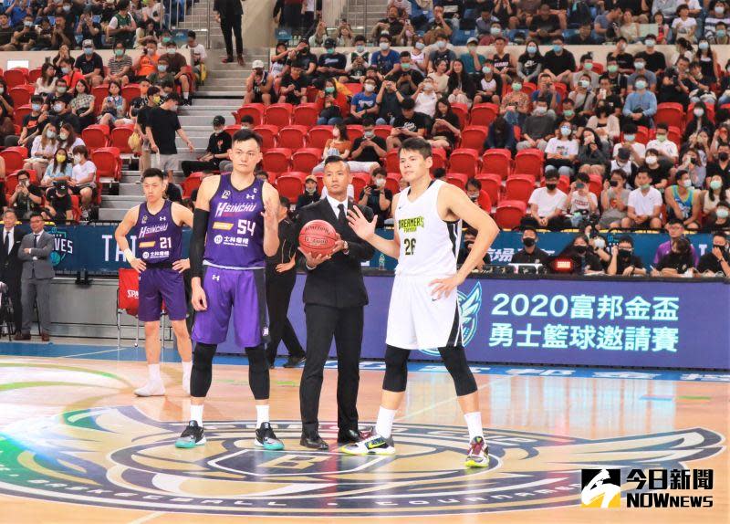 ▲P. League+聯盟執行長陳建州開球前向全場球迷鞠躬道謝，「謝謝大家對台灣籃球的不離不棄。」（圖／鍾東穎攝 ,2020.11.07）