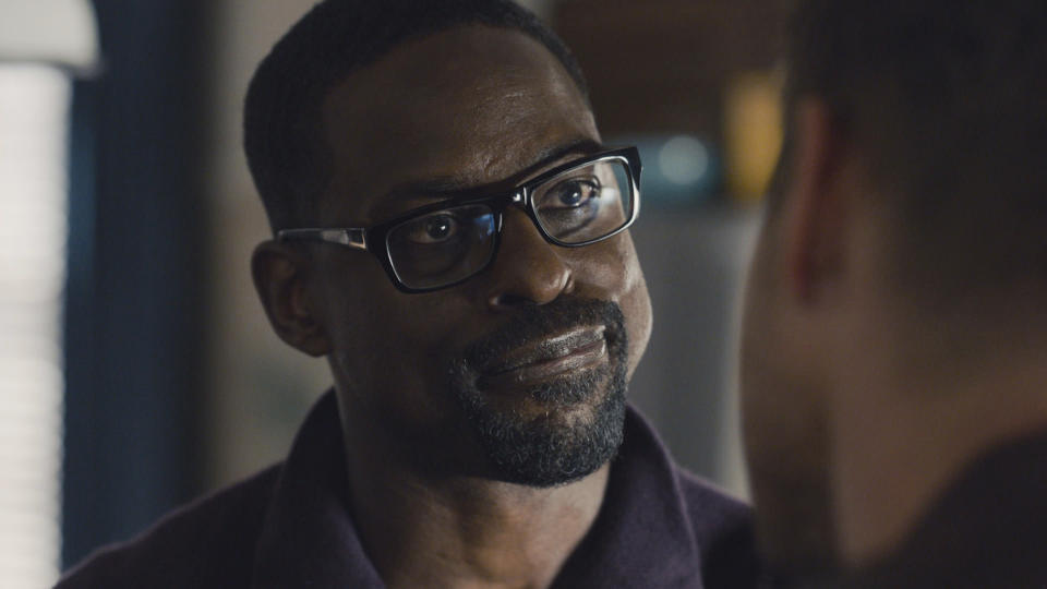 En esta imagen difundida por NBC, Sterling K. Brown en una escena de "This Is Us". (NBC vía AP)