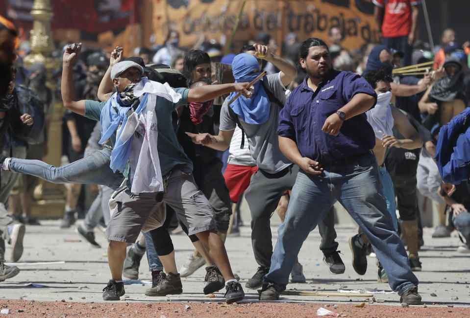 FOTOS: Disturbios fuera del Congreso argentino por reforma de pensiones