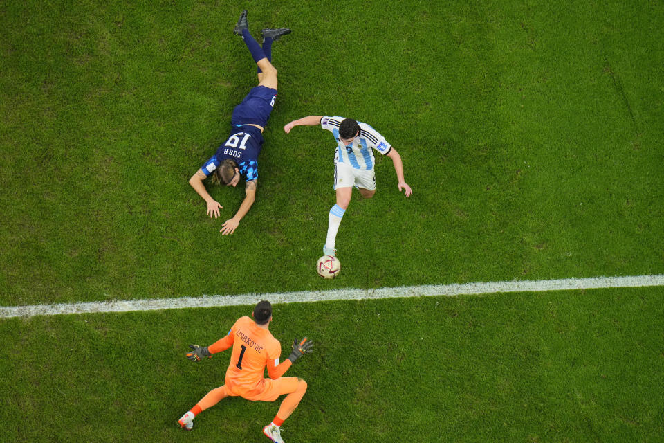 Julián Álvarez anota el segundo gol de Argentina en la victoria 3-0 ante Croacia en la semifinal de la Copa Mundial, el martes 13 de diciembre de 2022, en Lusail, Qatar. (AP Foto/Hassan Ammar)