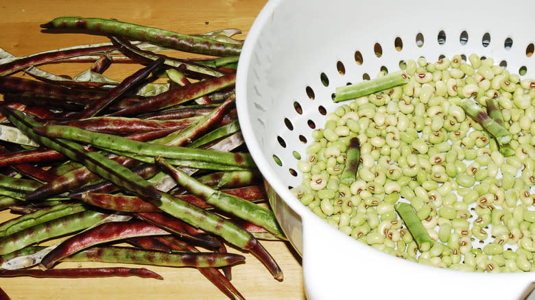 prepping purple hull peas