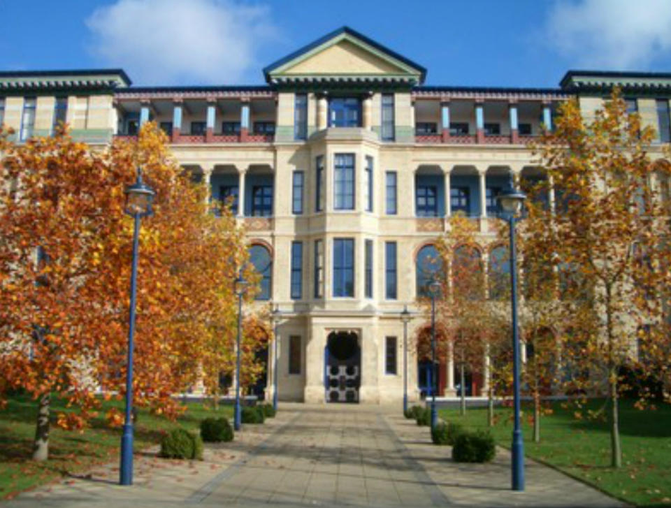 <p>Los graduados en MBA de la Judge Business School de la Universidad de Cambridge ganan 146.000 euros al año de media. Es el único centro británico que aparece en el ranking. (Foto: Wikimedia Commons). </p>