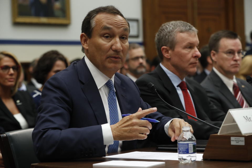 El CEO de United Airlines, Oscar Muñoz, izquierda, acompañado por el presidente de la empresa Scott Kirby, declara ante la Comisión de Transportes de la cámara baja en el Congreso en Washington, martes 2 de mayo de 2017.  (AP Foto/Pablo Martinez Monsivais)