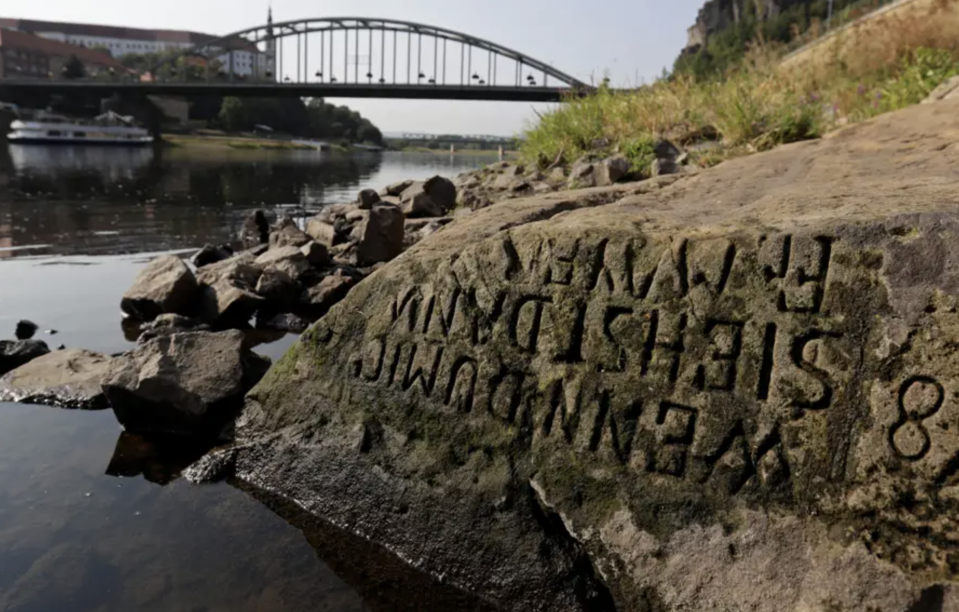 Ein Blick auf den "Hungerstein" aus dem Jahr 1616.  - Copyright: REUTERS