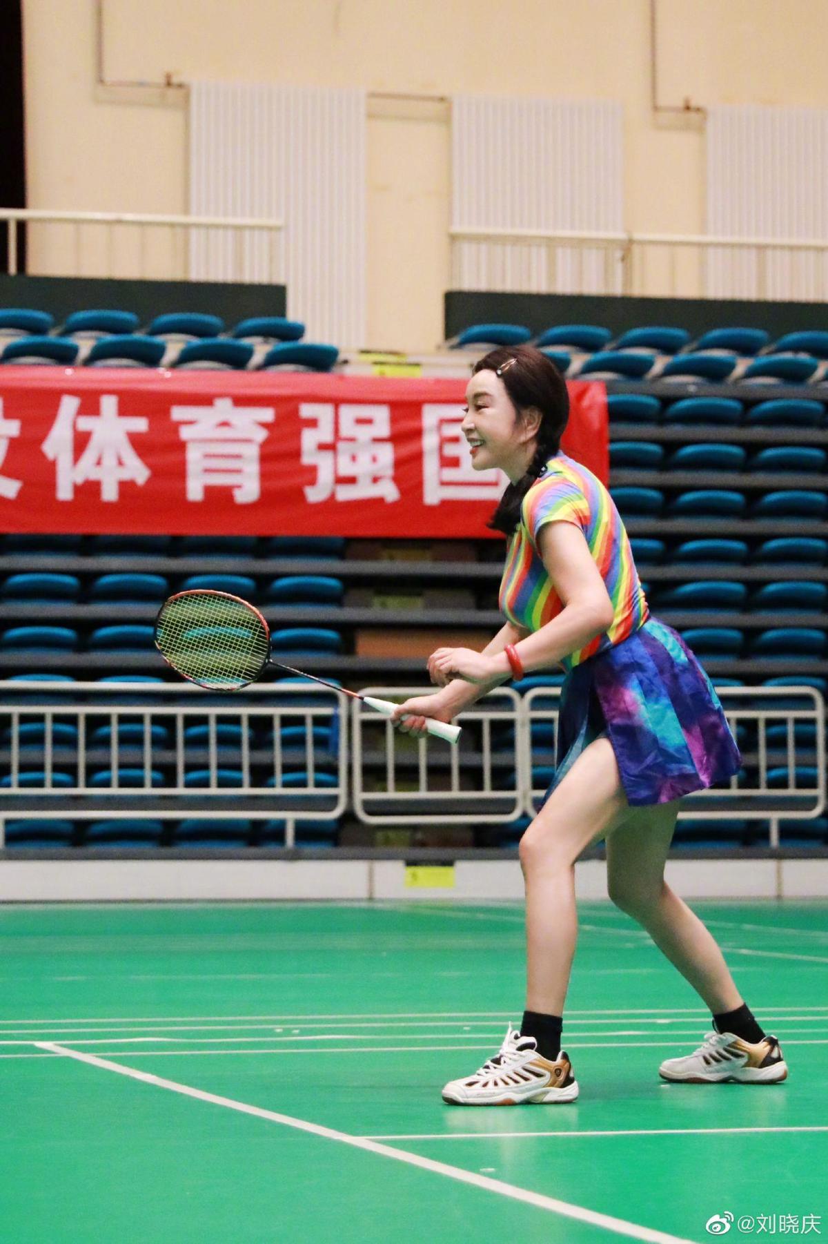 Liu Xiaoqing turns 70 next month and turns into a girl to play badminton