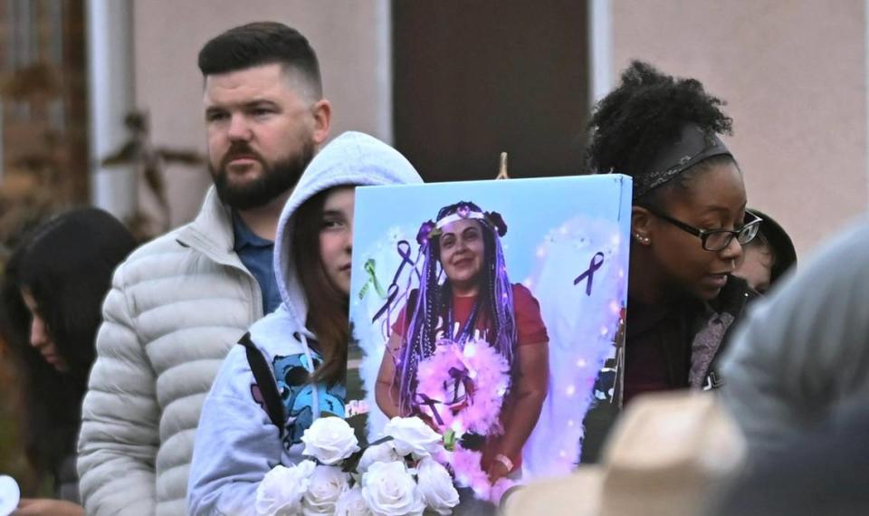 Una foto enmarcada de Guadalupe Bond se ve mientras cientos de personas de la comunidad se reunían frente a la casa de Bond para una vigilia con velas tras el asesinato de cuatro miembros de la familia Bond, incluyendo Guadalupe Bond, el viernes 12 de enero de 2024 por la noche, en Reedley.