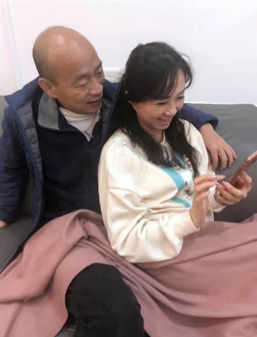 韓國瑜日前在深夜貼出甜摟妻子的合照。（圖／翻攝自韓國瑜臉書）