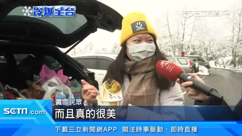 民眾認為雪地裡吃泡麵別有一番風味。