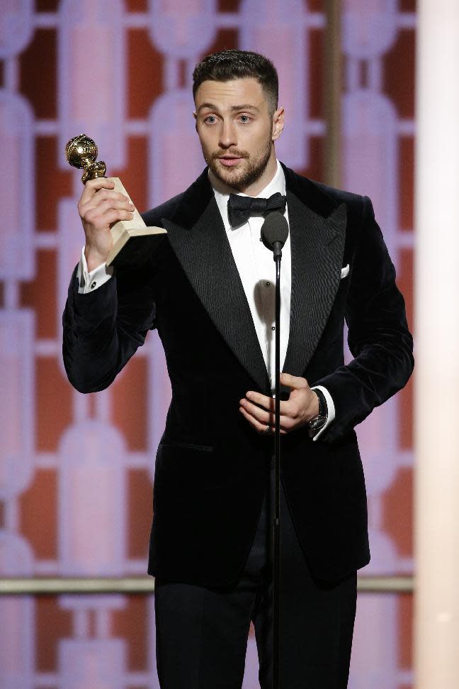 En esta imagen difundida por NBC, Aaron Taylor-Johnson recibe el Globo de Oro al mejor actor de reparto por su trabajo en "Nocturnal Animals", el domingo 8 de enero del 2017 en Beverly Hills, California. (Paul Drinkwater/NBC vía AP)