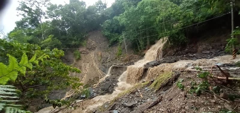 奧萬大受創嚴重，連外道路中斷，宣布封園。（圖／民眾提供）