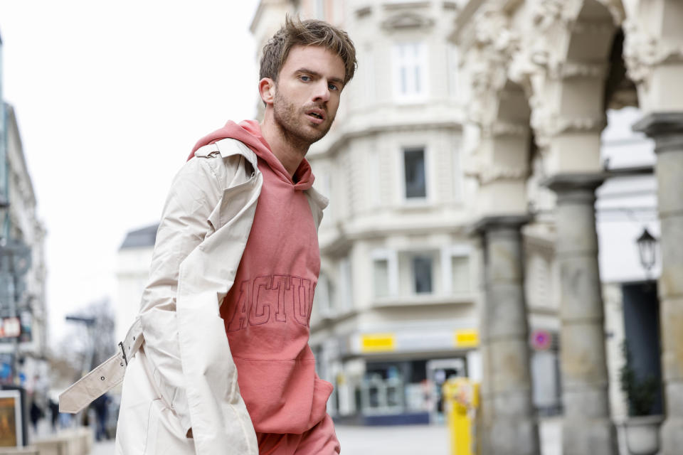 El modelo Felix Nieder con una sudadera con capucha de color salmón y pantalones deportivos de color salmón a juego de Asos. (Foto de Streetstyleshooters / Getty Images)