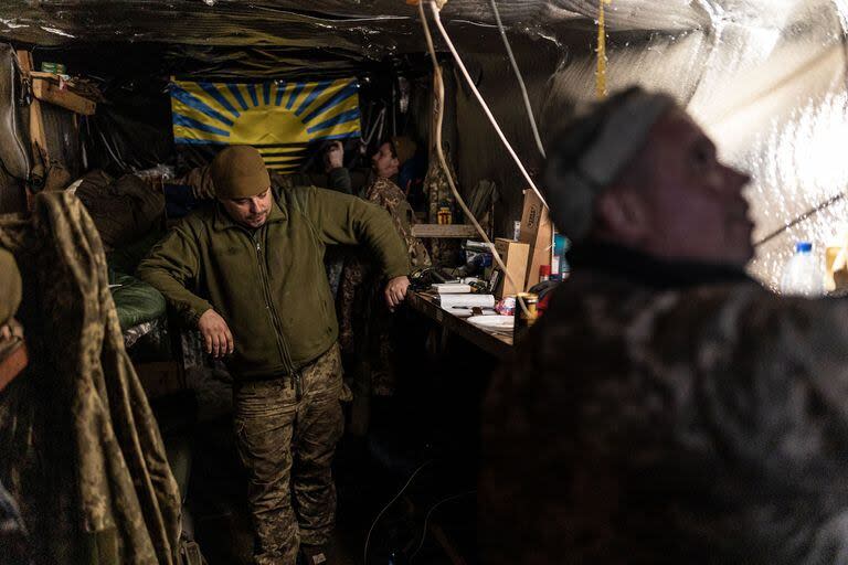 Soldados ucranianos en una barraca improvisada en el frente de combate de Bakhmut 