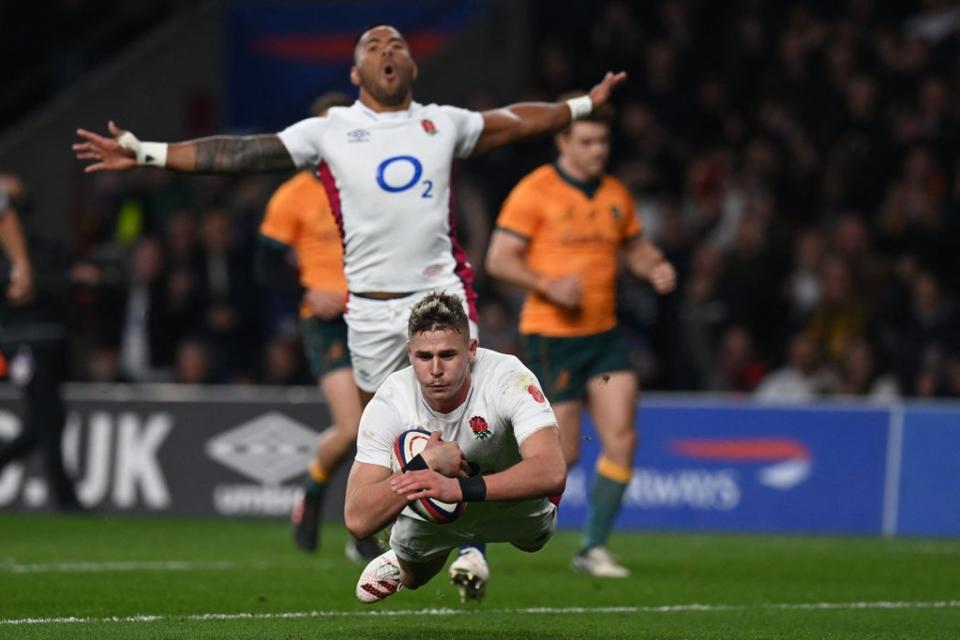 Steward dives over the line to score England’s opening try (AFP/Getty)
