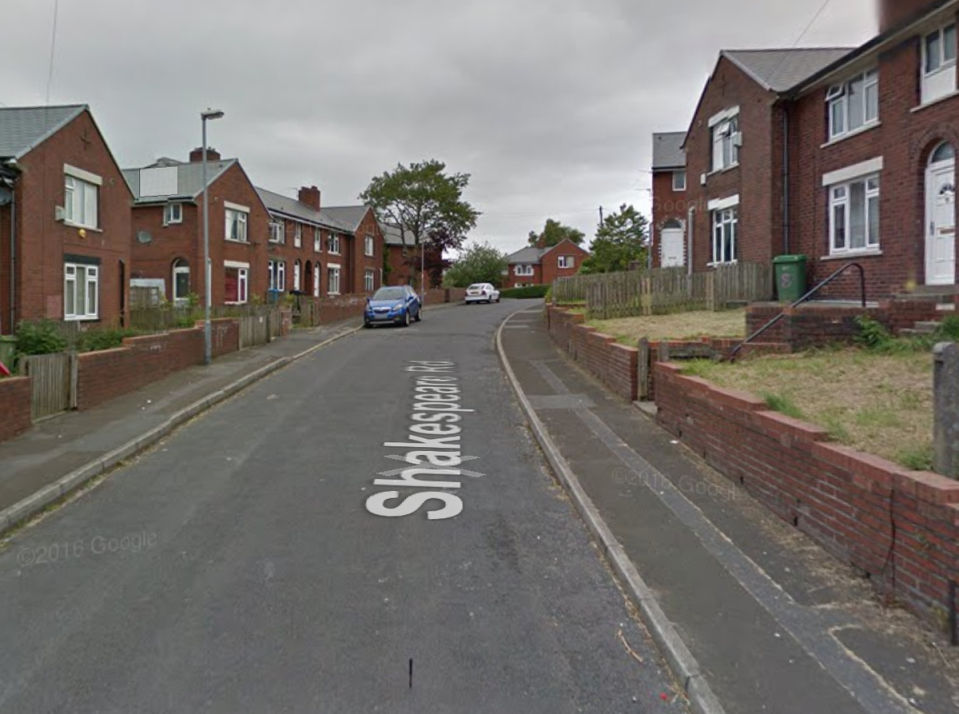 Der Hund hat zwei Frauen in der Shakespeare Road in Oldham angegriffen, sagt die Polizei (Google Maps)