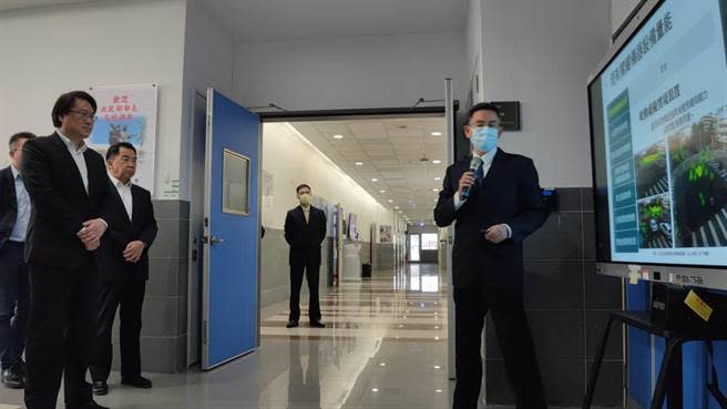 內政部長林右昌（左一）28日視察警察大學，了解科技偵查。（賴佑維攝）