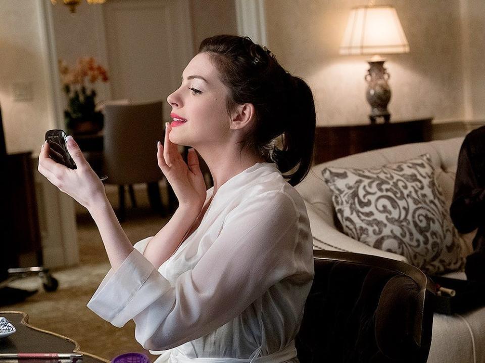 Anne Hathaway in "Ocean's 8" putting on makeup