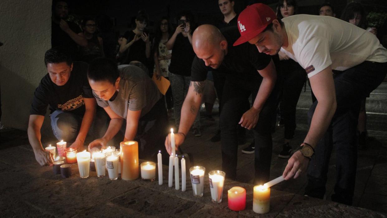 Bei einem Protest vor dem Haus des Gouverneurs von Jalisco werden Kerzen angezündet. Foto: El Universal/El Universal via ZUMA Wire