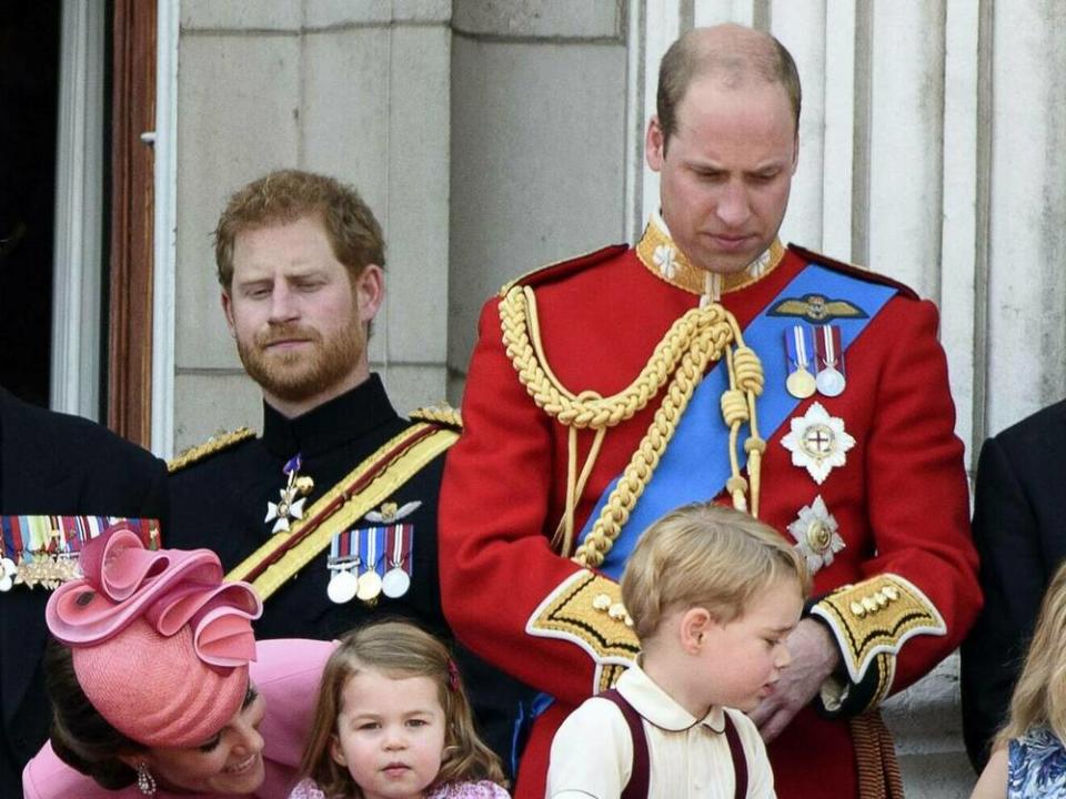 Prinz Harry (l.) mit seinem Bruder Prinz William, dessen Ehefrau Herzogin Kate und den Kindern Prinzessin Charlotte und Prinz George. (Bild: imago/Future Image International)
