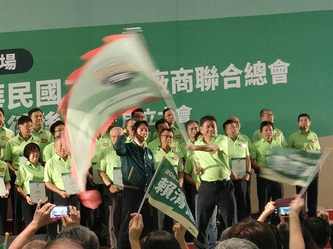 民進黨總統參選人賴清德（1排左）28日南下台中，出席中華民國工業區廠商聯合總會賴清德後援會成立大會及信賴台灣美容美髮賴清德後援會成立大會，分別為兩場後援會代表授旗。（潘虹恩攝）