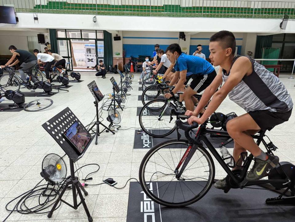 風之翼自由車電競賽，今年將改為首創虛實整合3D沉浸式的競賽方式，讓車手如臨競賽現場，圖為去年第二屆風之翼競賽。大會提供