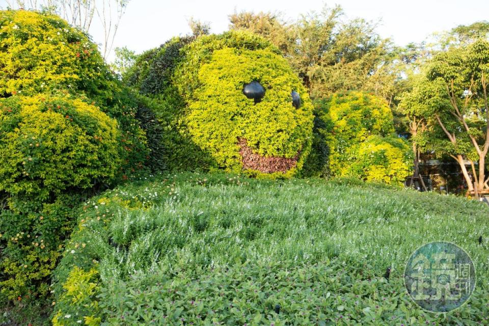 大地的擁抱前方是一大片花園，必須繞過花道小路走進，就像被自然擁抱般。