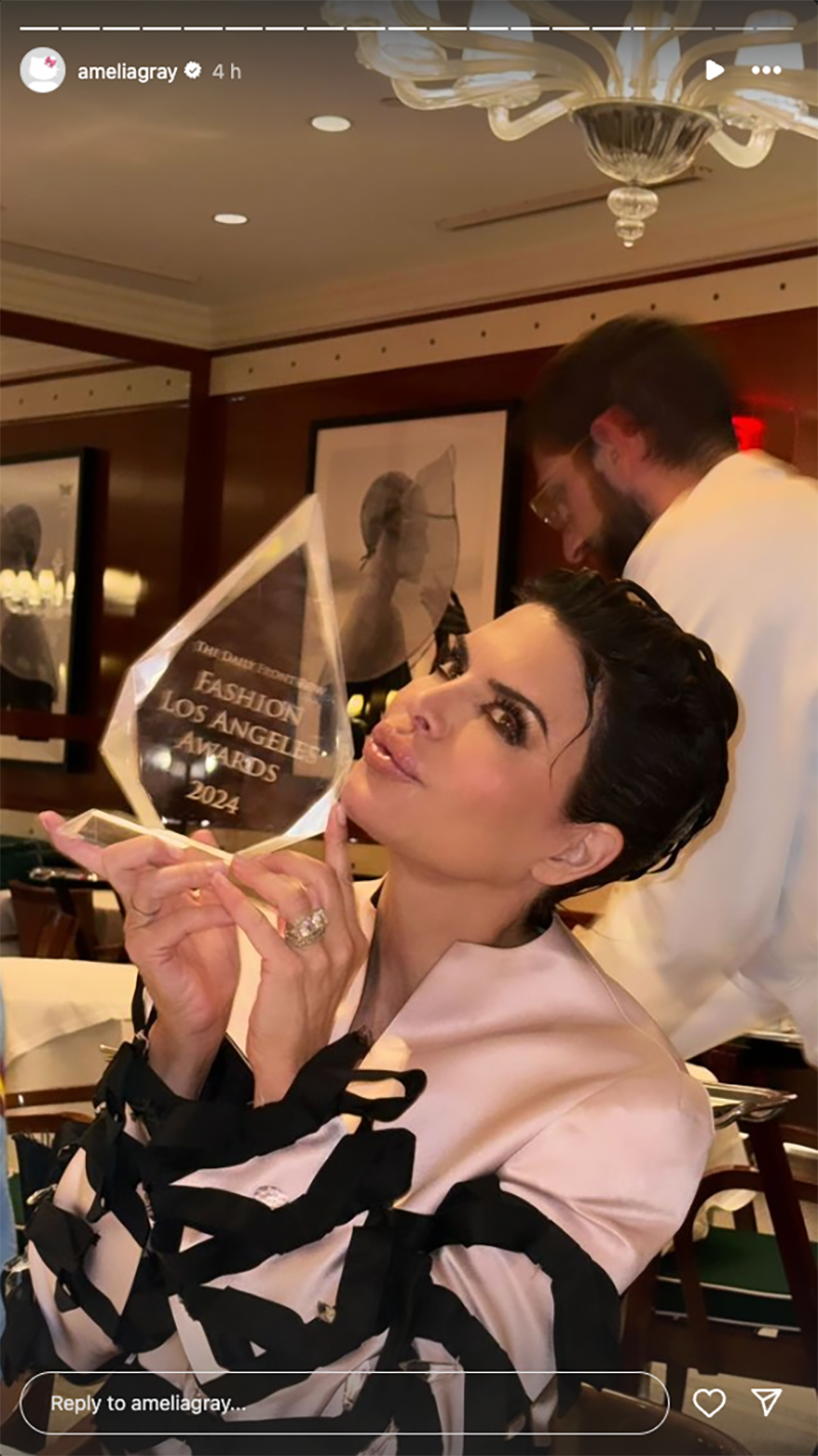 lisa rinna holds amelia gray's model of the year award from the daily front row's 8th annual fashion los angeles awards