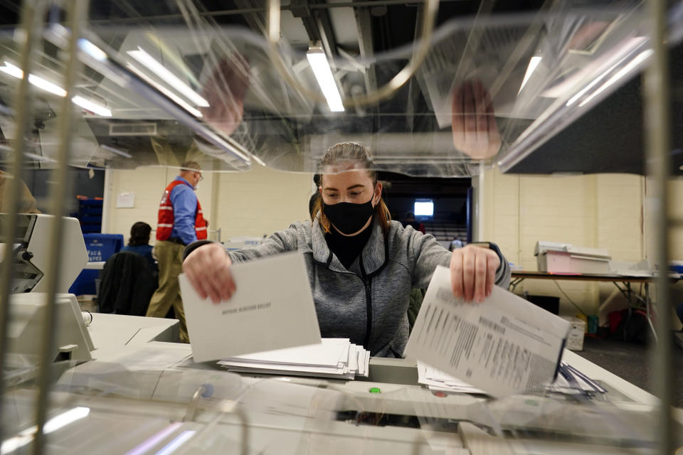 Le immagini delle procedure per il "mail voting", cioè la possibilità di votare attraverso un documento inviato via posta, modalità scelta da milioni di americani vista la pandemia. Per lo spoglio, potrebbero volerci giorni (Ap Photo)