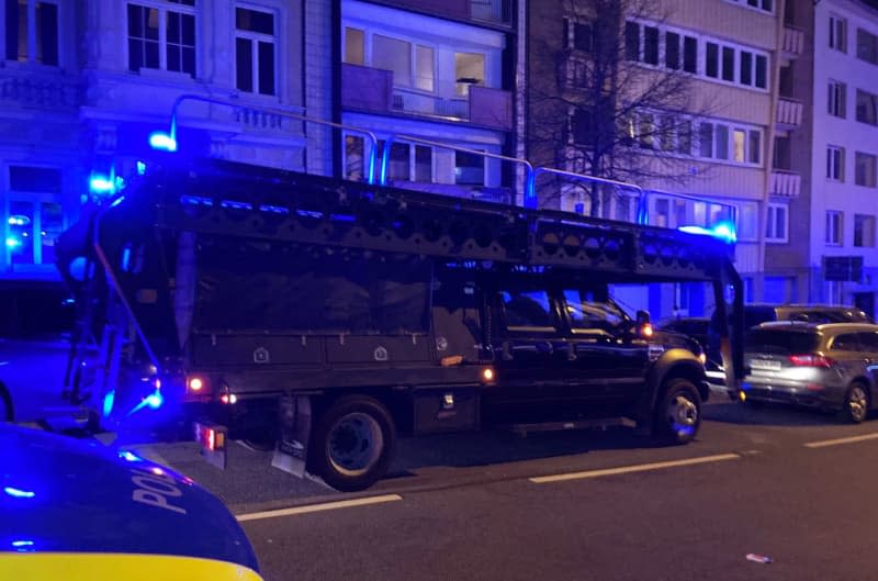 A special police vehicle is parked outside a hospital in Aachen, where a 65-year-old woman barricaded herself inside. Ulrike Hofsähs/dpa