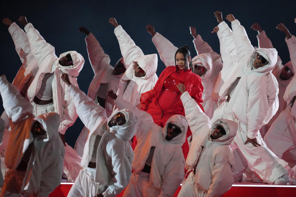 Rihanna durante su presentación en el espectáculo de medio tiempo del Super Bowl 57 de la NFL entre los Chiefs de Kansas City y los Eagles de Filadelfia, el domingo 12 de febrero de 2023, en Glendale, Arizona. (Foto AP/Ross D. Franklin)