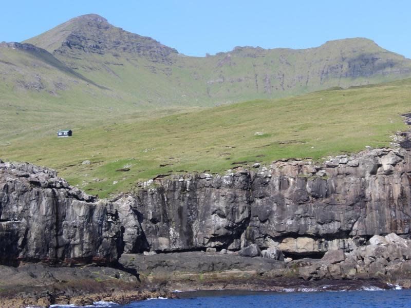 Urlaubern bleibt von den Färöer Inseln vor allem das satte Grün in Erinnerung. Foto: Lea Sibbel