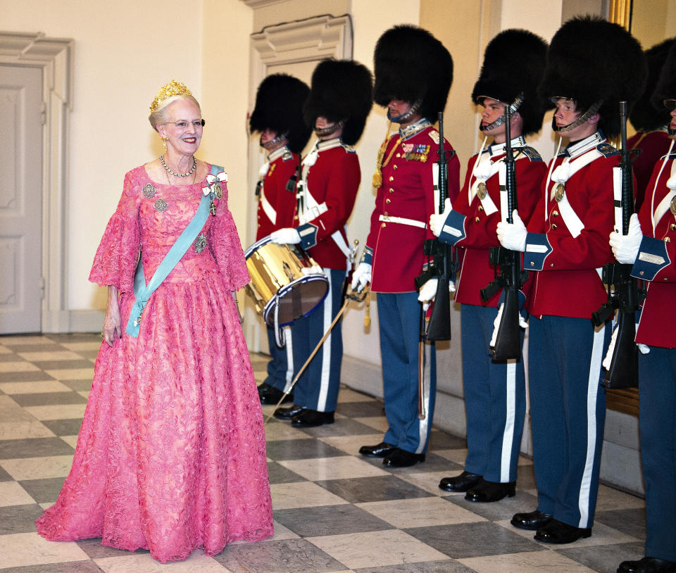 ARCHIVO - La reina Margarita de Dinamarca llega a la gala por la celebración del cumpleaños 50 de su hijo, el príncipe heredero Federico en el Castillo de Christiansborg en Copenhague el 26 de mayo de 2018. La popular monarca de Dinamarca festejó el 50 aniversario de su reinado el 14 de enero de 2022 con eventos discretos por la pandemia. El resto de las celebraciones se aplazó para septiembre. (Henning Bagger/Ritzau Scanpix via AP)