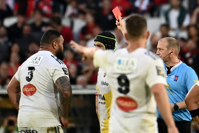 A la 43e minute de la demi-finale de Top 14 contre Toulouse, le pilier de La Rochelle Uini Atonio (à gauche) est exclu par l'arbitre Tual Trainini le 21 juin 2024 à Bordeaux (Christophe ARCHAMBAULT)