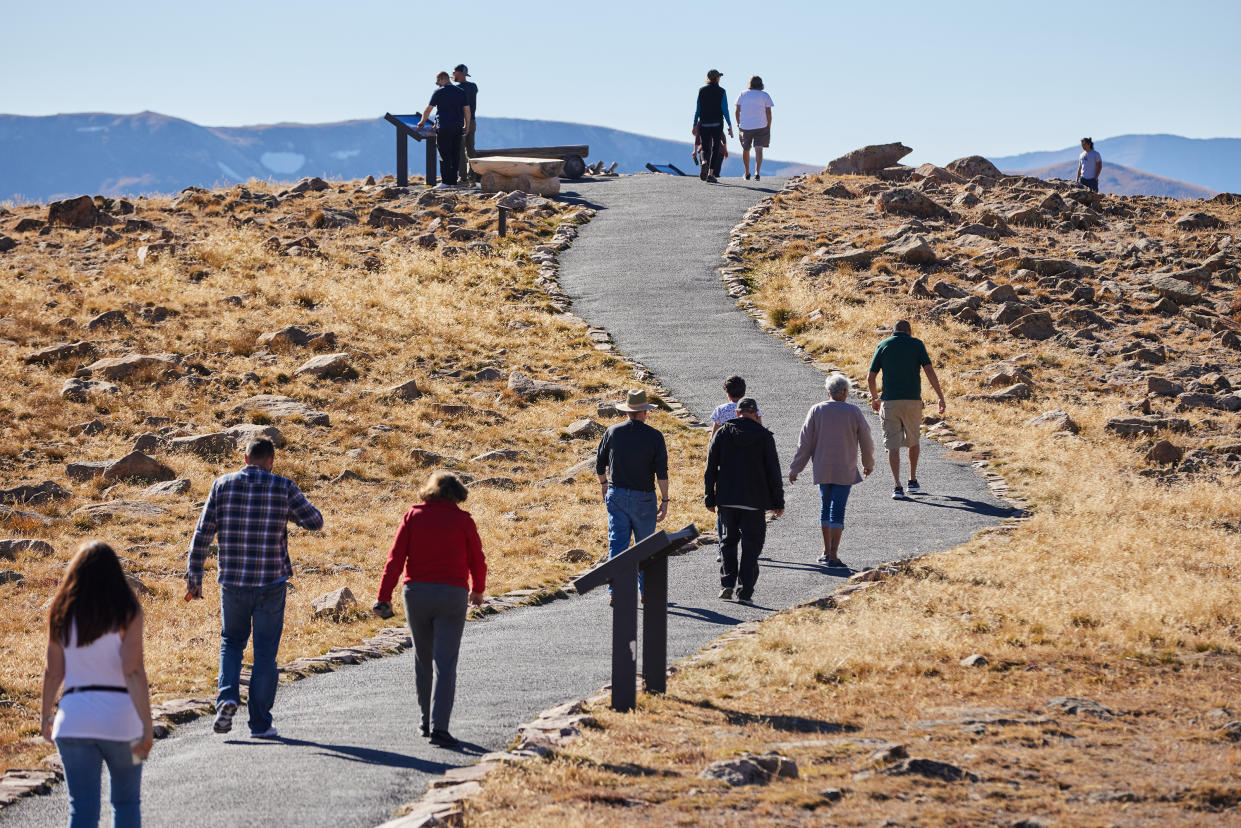 Un grupo de personas camina por Forest Canyon Overlook, junto a la carretera del sendero de la Cresta, en el Parque Nacional de las Montañas Rocallosas, en Colorado, el 21 de septiembre de 2023. (Stephen Speranza/The New York Times)
