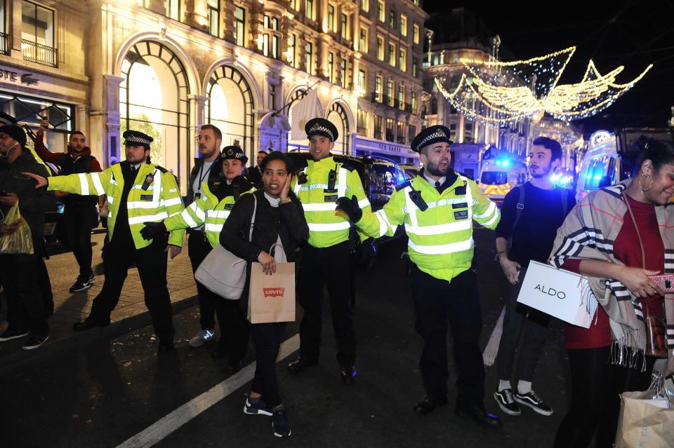 <p>Police and armed police at Oxford Circus conduct an evacuation after an incident on Nov. 24, 2017. (Photo: Marcin Wziontek/REX/Shutterstock) </p>