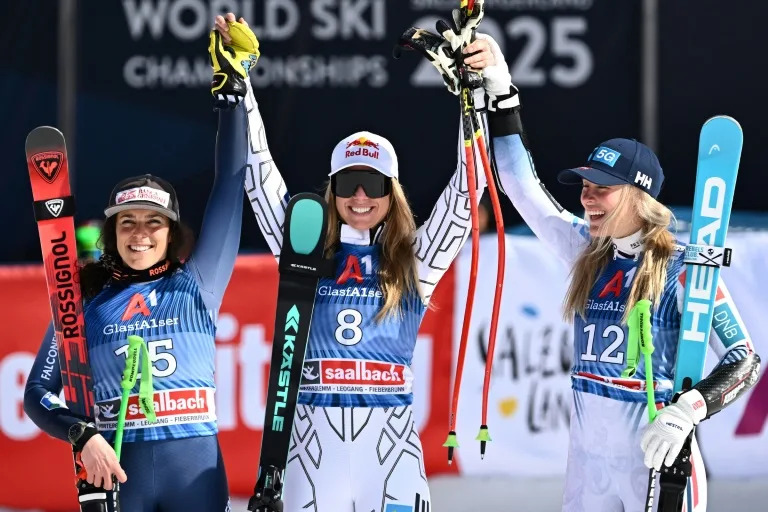 Czech winner Ester Ledecka is flanked by second-placed Italian Federica Brignone (L) and and third-placed Kajsa Vickhoff Lie of <a class="link " href="https://sports.yahoo.com/soccer/teams/norway-women/" data-i13n="sec:content-canvas;subsec:anchor_text;elm:context_link" data-ylk="slk:Norway;sec:content-canvas;subsec:anchor_text;elm:context_link;itc:0">Norway</a> (Joe Klamar)