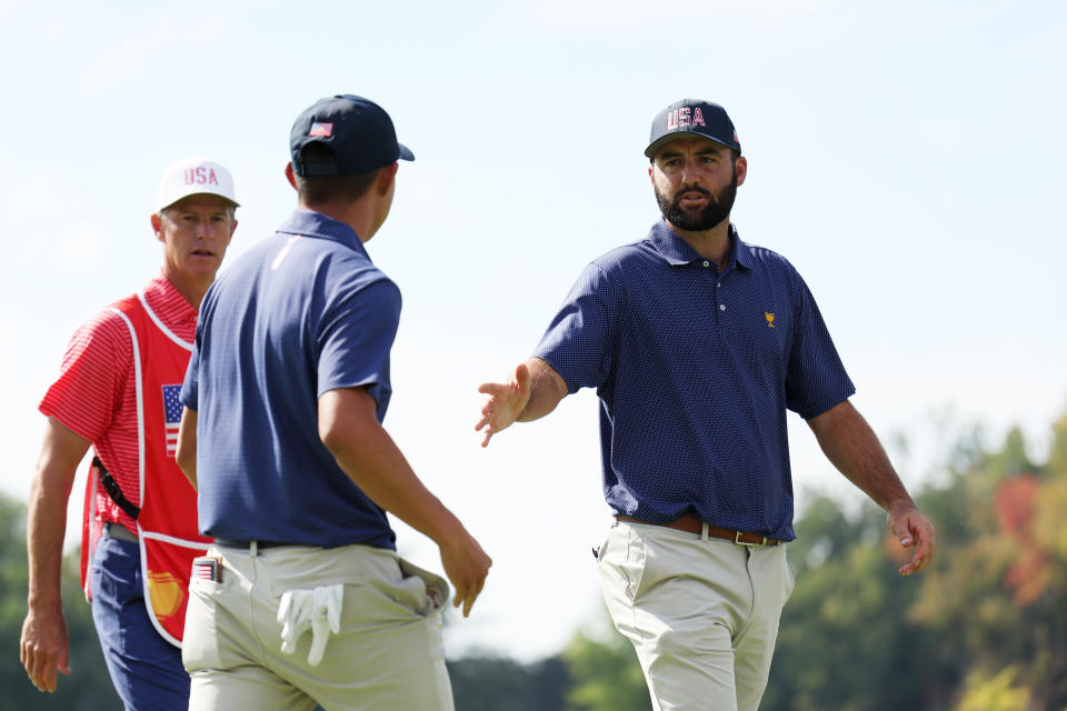 Scottie Scheffler and Collin Morikawa took the first points of Harry How/Getty Images)