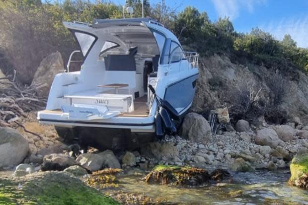 The boat ended up on rocks at Totland. Can you help Isle of Wight police?