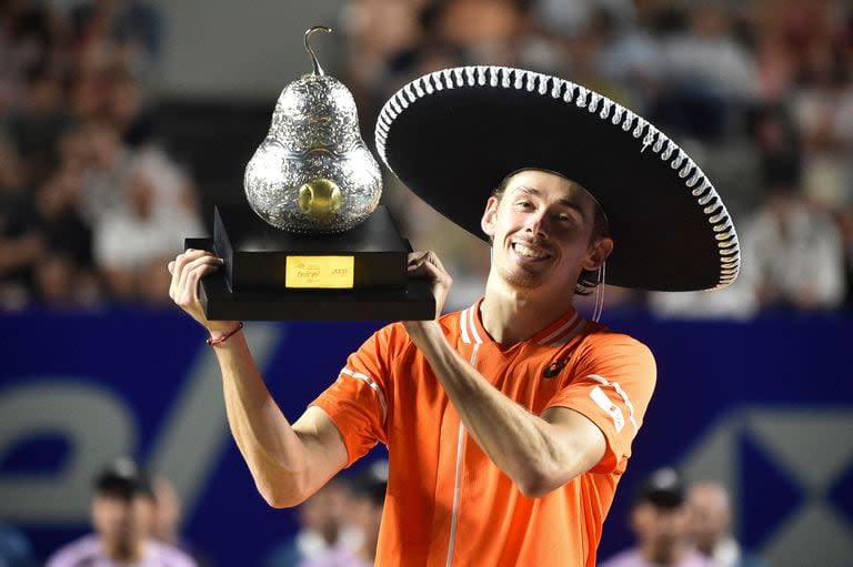 Alex De Miñaur con el trofeo del ATP 500 de Acapulco