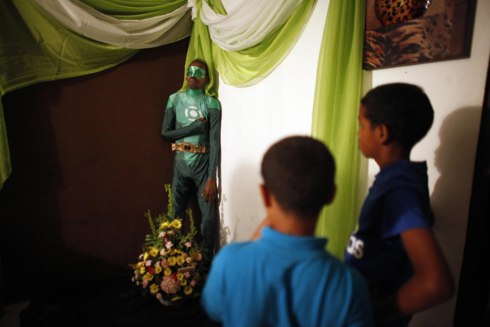 The body of Renato Garcia was dressed as the superhero the Green Lantern for his 2015 wake in San Juan, Puerto Rico. (Photo: AP Photo/Ricardo Arduengo)